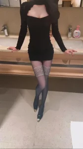 小妈感满满的女友，包臀连衣裙加黑丝高跟鞋人妻感拉满，爆操后妈肉臀